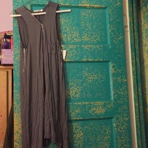 Gray no sleeve little dress with zipper and pocket